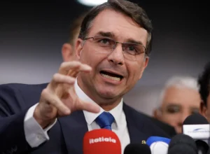 bolsonaro-confirma-em-carta-indicacao-de-flavio-como-pre-candidato-e-cita-‘continuidade’
