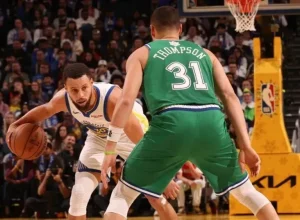 nba:-warriors-vencem-mavs-no-natal-em-jogo-marcado-por-nova-lesao-de-davis
