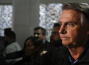 bolsonaro-passou-bem-por-cirurgia,-e-novo-procedimento-contra-solucos-sera-avaliado,-dizem-medicos
