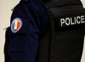 jovem-e-detida-apos-ir-a-hospital-com-bebe-morto-na-mochila-na-franca