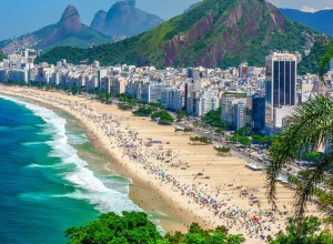 ultraleve-cai-no-mar-na-praia-de-copacabana