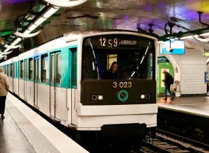 suspeito-de-ataque-a-faca-em-paris-e-internado-em-hospital-psiquiatrico