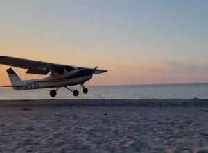 empresa-de-aviao-que-caiu-em-copacabana-sera-autuada-por-publicidade-irregular,-diz-prefeitura