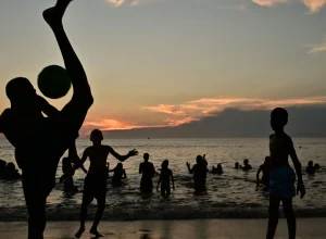 calor-lota-praias-do-rio-desde-a-madrugada,-e-prefeitura-faz-apelo-por-limpeza