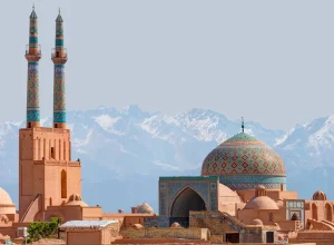 regime-iraniano-promete-resposta-firme-contra-protestos-no-pais;-predio-de-governador-e-atacado-no-sul