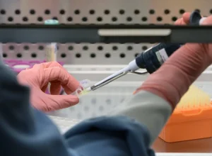 estamos-chegando-perto-da-cura-para-o-hiv?-esses-sao-os-progressos-nas-pesquisas