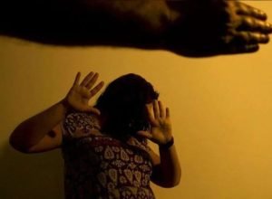 mulher-procura-atendimento-medico-apos-agressao