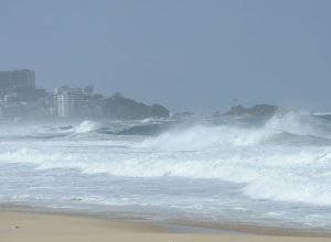 apos-dois-dias-de-buscas,-jovem-segue-desaparecido-no-mar-de-copacabana