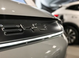 gigante-chinesa-byd-bate-tesla-com-recorde-de-vendas-anuais-de-carros-eletricos-em-2025