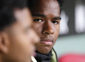 tecnico-do-lyon-surpreende-e-segura-estreia-de-endrick,-diz-jornal