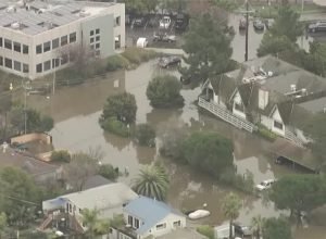 enchentes-deixam-ruas-submersas-na-california