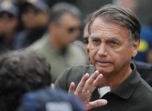 bolsonaro-e-irmao-acertam-a-quadra-da-mega-da-virada;-veja-os-valores