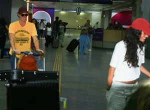 bruna-marquezine-e-shawn-mendes-desembarcam-juntos-no-rio