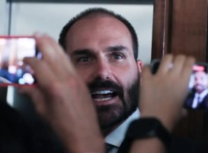 pf-determina-retorno-imediato-de-eduardo-bolsonaro-a-cargo-de-escrivao