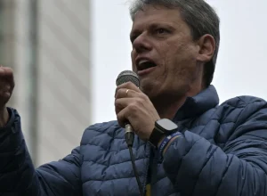 tarcisio-busca-espaco-na-crise-da-venezuela,-reforca-tom-eleitoral-e-recalibra-relacao-com-trump