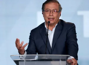 apos-fala-de-trump,-petro-diz-que-pegara-em-armas-se-necessario