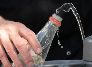 sinais-de-que-voce-pode-estar-bebendo-agua-demais