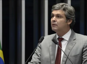 lider-do-pt-pede-a-pf-investigacao-contra-nikolas-e-irmaos-bolsonaro-por-incitacao-golpista