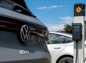 crianca-britanica-morre-atropelada-por-carro-eletrico:-“acelerou-sozinho”