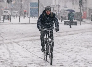 frio-de-30°c-na-europa-causa-mortes-e-prejudica-voos,-linhas-de-trem-e-estradas