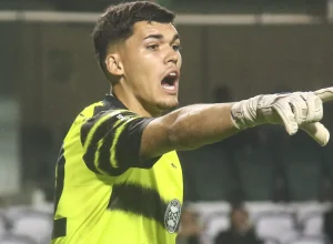 coritiba-recusa-r$-47-milhoes-por-goleiro-no-radar-de-bahia,-fla-e-gremio