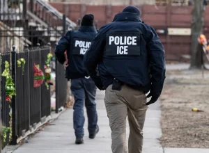 mulher-e-morta-por-agente-de-imigracao-durante-operacao-nos-eua