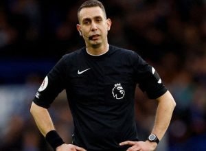 ex-arbitro-da-premier-league-recebe-pena-suspensa-por-imagens-indecentes