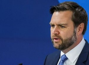 vance-diz-que-vitima-de-agente-do-ice-foi-radicalizada-e-interferiu-em-acao