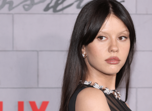 mia-goth,-neta-de-maria-gladys,-revela-que-costumava-roubar-na-juventude