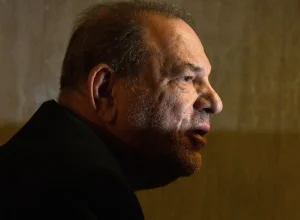 harvey-weinstein-diz-que-prisao-e-como-estar-numa-marcha-para-a-morte