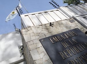 refugiados-venezuelanos-vivem-em-embaixada-argentina-custodiada-pelo-brasil