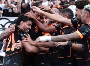 com-gols-de-zagueiros,-corinthians-vence-ponte-preta-por-3-a-0-na-estreia-do-paulista