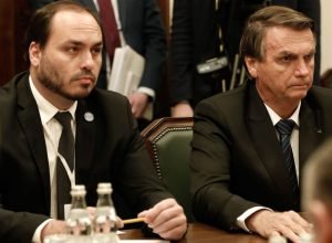 carlos-diz-que-medico-foi-ver-bolsonaro-apos-solucos-evoluirem-para-azia