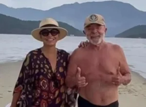lula-posta-foto-com-janja-na-praia-e-detalhe-chama-a-atencao;-veja