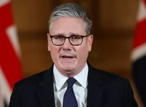 elon-musk-compartilha-foto-do-1o-ministro-da-inglaterra-usando-biquini