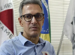 zema-nega-ser-vice-de-flavio-bolsonaro-e-diz-que-seguira-como-pre-candidato-a-presidencia