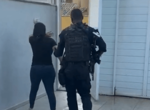 foragida,-“dama-do-crime”-e-viuva-de-chefe-do-cv-e-presa-no-rj