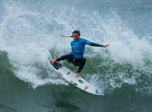 brasileira-e-atingida-por-agua-viva-em-eliminacao-do-mundial-junior-de-surfe