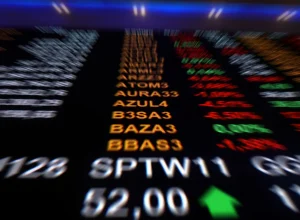 bolsa-bate-recorde-e-fecha-pela-primeira-vez-acima-dos-165-mil-pontos