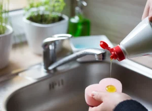 sete-itens-que-o-detergente-de-louca-limpa-muito-bem-alem-dos-pratos