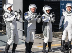 astronautas-iniciam-retorno-a-terra-apos-problema-medico