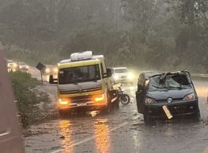 mulher-morre-apos-carro-ser-atingido-por-arvore-durante-chuvas-em-taubate
