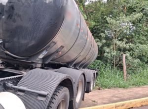 caminhao-carregado-perde-forca-em-subida-e-volta-de-re-em-apucarana