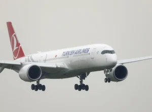 aviao-turco-faz-pouso-de-emergencia-em-barcelona:-“ameaca-a-bordo”