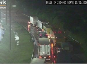 regis-bittencourt-registra-37-km-de-congestionamento-apos-alagamentos