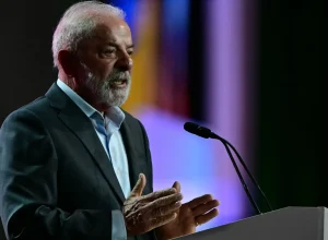 lula-diz-que-valor-do-salario-minimo-no-brasil-e-“muito-baixo”