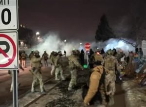 juiza-dos-eua-impoe-restricoes-a-agentes-contra-manifestantes-em-minnesota