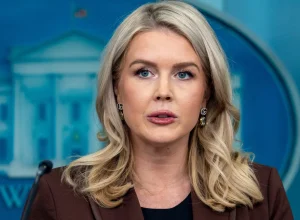 “vergonha”.-leavitt-abandona-conferencia-apos-questao-sobre-renee-good