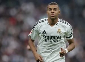 mbappe-marca,-e-real-vence-primeira-com-arbeloa-sob-vaias-para-vini