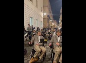 desfile-de-carnaval-com-“stephens-hawkings”-na-espanha-viraliza;-video